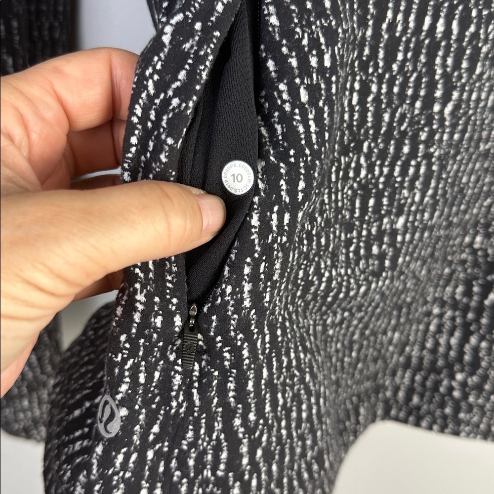 Lululemon Runderful Long Sleeve Shirt Thumbholes & Cuffins Size 10 Zipper Pocket - Picture 16 of 16